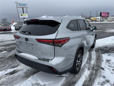 2021 Toyota Highlander XLE   - Photo 2 - Schoolcraft, MI 49087