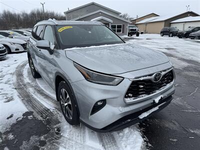 2021 Toyota Highlander XLE   - Photo 3 - Schoolcraft, MI 49087