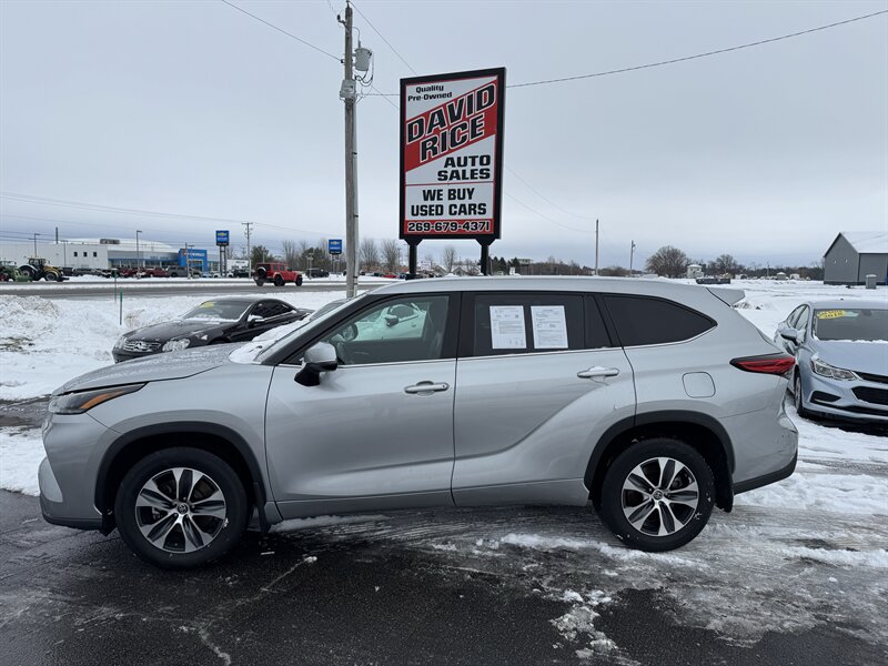 2021 Toyota Highlander XLE   - Photo 1 - Schoolcraft, MI 49087