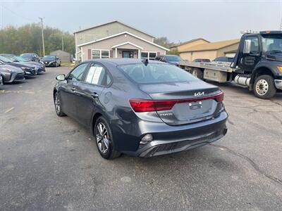 2024 Kia Forte LXS   - Photo 6 - Schoolcraft, MI 49087
