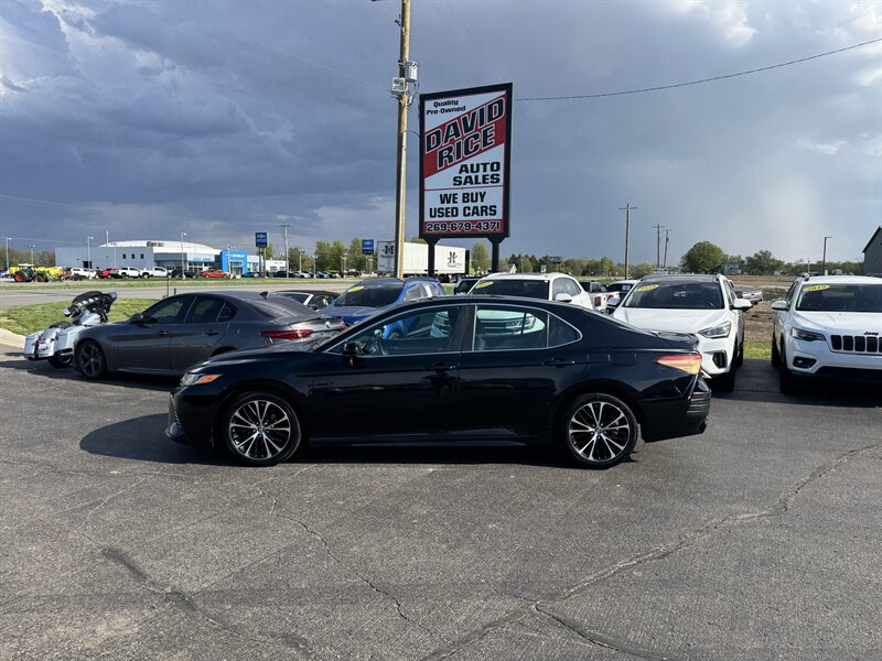 2018 Toyota Camry SE   - Photo 1 - Schoolcraft, MI 49087