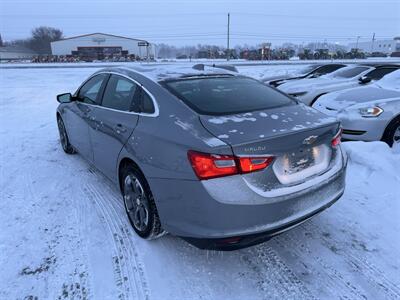 2023 Chevrolet Malibu LT   - Photo 2 - Schoolcraft, MI 49087
