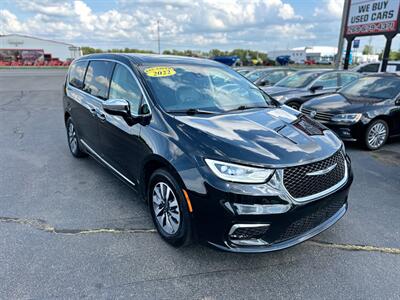 2022 Chrysler Pacifica Hybrid Limited   - Photo 2 - Schoolcraft, MI 49087