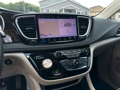 2022 Chrysler Pacifica Hybrid Limited   - Photo 32 - Schoolcraft, MI 49087