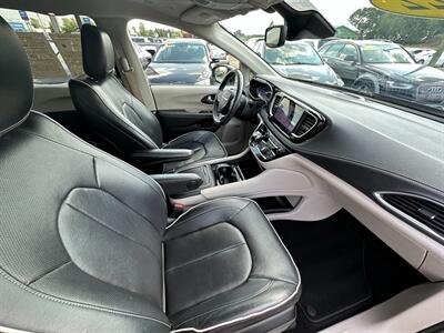 2022 Chrysler Pacifica Hybrid Limited   - Photo 14 - Schoolcraft, MI 49087