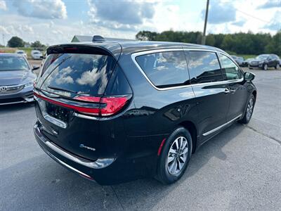 2022 Chrysler Pacifica Hybrid Limited   - Photo 8 - Schoolcraft, MI 49087