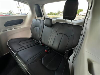 2022 Chrysler Pacifica Hybrid Limited   - Photo 20 - Schoolcraft, MI 49087