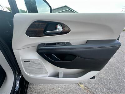 2022 Chrysler Pacifica Hybrid Limited   - Photo 11 - Schoolcraft, MI 49087