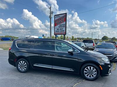 2022 Chrysler Pacifica Hybrid Limited   - Photo 1 - Schoolcraft, MI 49087