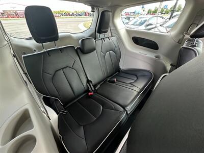 2022 Chrysler Pacifica Hybrid Limited   - Photo 18 - Schoolcraft, MI 49087