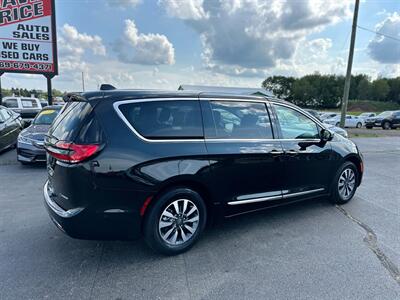 2022 Chrysler Pacifica Hybrid Limited   - Photo 9 - Schoolcraft, MI 49087