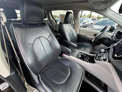 2022 Chrysler Pacifica Hybrid Limited   - Photo 13 - Schoolcraft, MI 49087