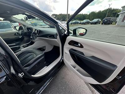2022 Chrysler Pacifica Hybrid Limited   - Photo 10 - Schoolcraft, MI 49087