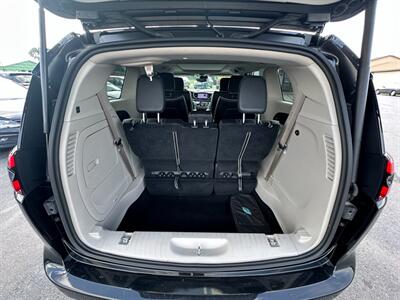 2022 Chrysler Pacifica Hybrid Limited   - Photo 19 - Schoolcraft, MI 49087