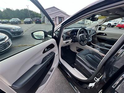 2022 Chrysler Pacifica Hybrid Limited   - Photo 24 - Schoolcraft, MI 49087