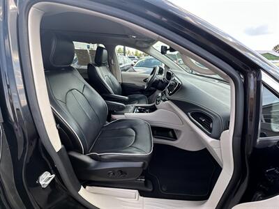2022 Chrysler Pacifica Hybrid Limited   - Photo 12 - Schoolcraft, MI 49087