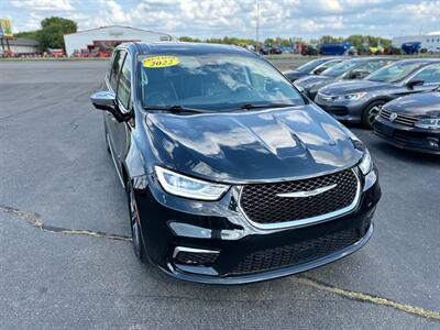 2022 Chrysler Pacifica Hybrid Limited   - Photo 3 - Schoolcraft, MI 49087