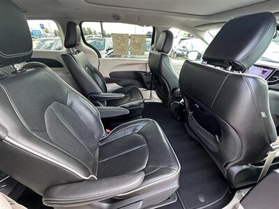 2022 Chrysler Pacifica Hybrid Limited   - Photo 16 - Schoolcraft, MI 49087