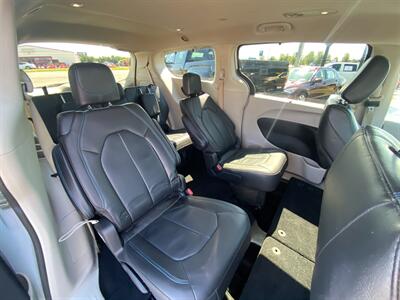 2021 Chrysler Pacifica Touring L   - Photo 17 - Schoolcraft, MI 49087