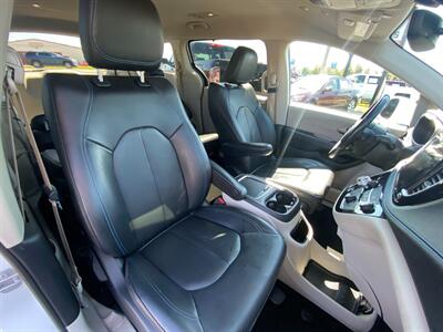 2021 Chrysler Pacifica Touring L   - Photo 14 - Schoolcraft, MI 49087