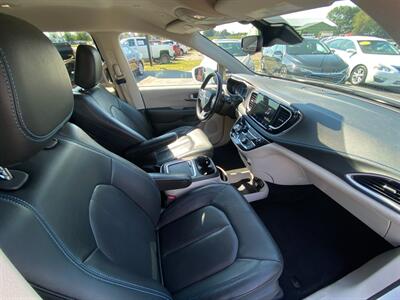 2021 Chrysler Pacifica Touring L   - Photo 15 - Schoolcraft, MI 49087