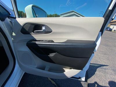 2021 Chrysler Pacifica Touring L   - Photo 12 - Schoolcraft, MI 49087
