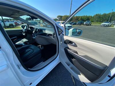 2021 Chrysler Pacifica Touring L   - Photo 11 - Schoolcraft, MI 49087