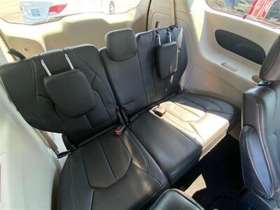 2021 Chrysler Pacifica Touring L   - Photo 18 - Schoolcraft, MI 49087