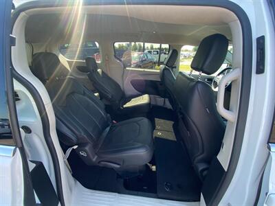 2021 Chrysler Pacifica Touring L   - Photo 16 - Schoolcraft, MI 49087
