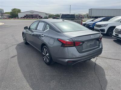 2022 Nissan Altima 2.5 SV   - Photo 2 - Schoolcraft, MI 49087