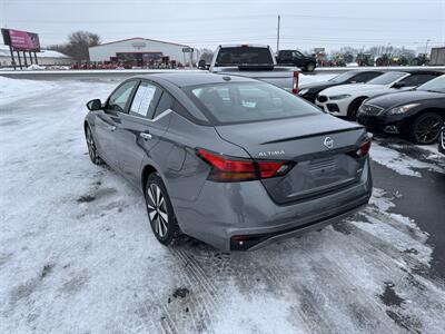 2022 Nissan Altima 2.5 SV   - Photo 2 - Schoolcraft, MI 49087