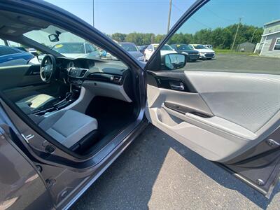 2017 Honda Accord LX   - Photo 11 - Schoolcraft, MI 49087
