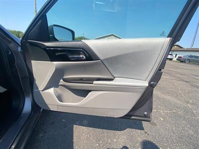 2017 Honda Accord LX   - Photo 12 - Schoolcraft, MI 49087