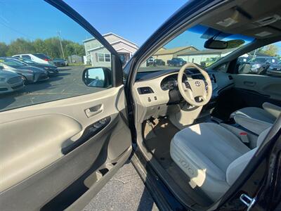 2014 Toyota Sienna LE 7-Passenger   - Photo 17 - Schoolcraft, MI 49087