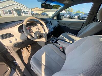2014 Toyota Sienna LE 7-Passenger   - Photo 19 - Schoolcraft, MI 49087