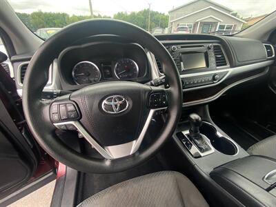 2018 Toyota Highlander LE   - Photo 36 - Schoolcraft, MI 49087
