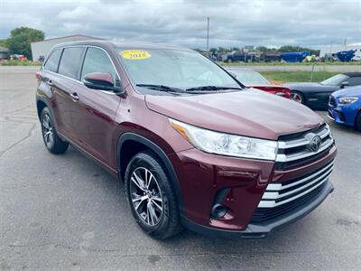 2018 Toyota Highlander LE   - Photo 2 - Schoolcraft, MI 49087
