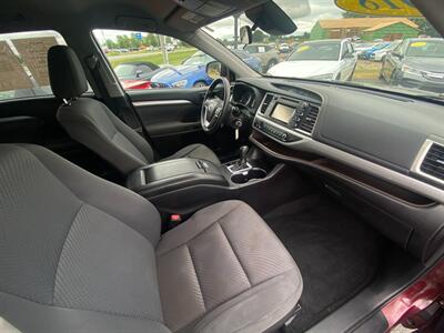 2018 Toyota Highlander LE   - Photo 16 - Schoolcraft, MI 49087