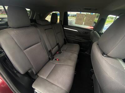 2018 Toyota Highlander LE   - Photo 20 - Schoolcraft, MI 49087