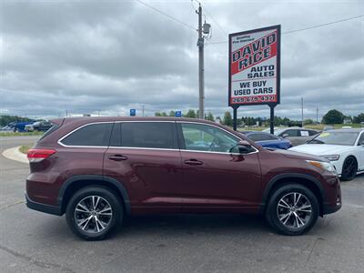 2018 Toyota Highlander LE   - Photo 1 - Schoolcraft, MI 49087