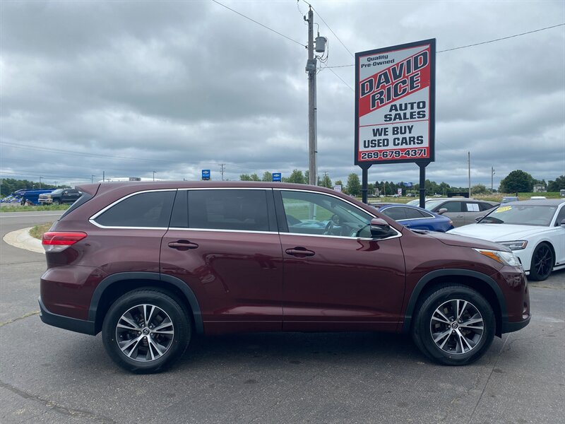 2018 Toyota Highlander LE - Photo 1 - Schoolcraft, MI 49087