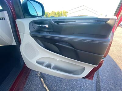 2020 Dodge Grand Caravan SXT   - Photo 8 - Schoolcraft, MI 49087
