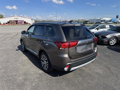 2017 Mitsubishi Outlander SE - Photo 2 - Schoolcraft, MI 49087