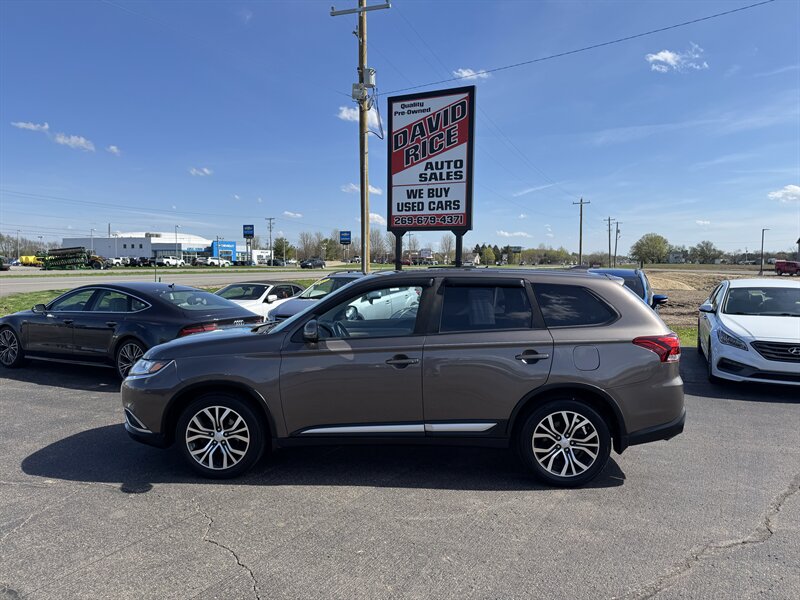 2017 Mitsubishi Outlander SE   - Photo 1 - Schoolcraft, MI 49087