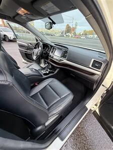 2016 Toyota Highlander XLE AWD! 3rd Row! Leather! Loaded! Low Miles! Clean Title! Great Carfax History! Local Vehicle! Impressive! - Photo 17 - Vancouver, WA 98665