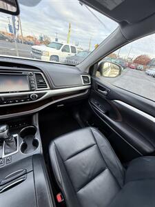 2016 Toyota Highlander XLE AWD! 3rd Row! Leather! Loaded! Low Miles! Clean Title! Great Carfax History! Local Vehicle! Impressive! - Photo 27 - Vancouver, WA 98665