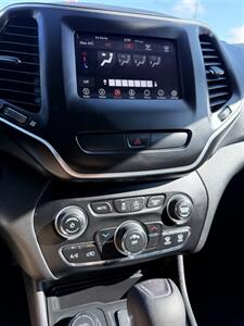 2019 Jeep Cherokee Latitude 4x4! Locally Owned! Low Miles!  Clean Title! Strong Carfax History! Great Value! - Photo 21 - Vancouver, WA 98665