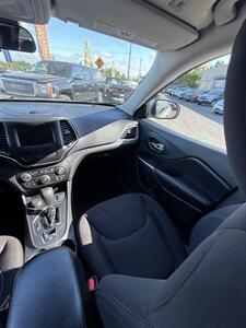 2019 Jeep Cherokee Latitude 4x4! Locally Owned! Low Miles!  Clean Title! Strong Carfax History! Great Value! - Photo 27 - Vancouver, WA 98665