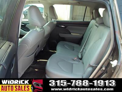 2021 Toyota Highlander XLE   - Photo 5 - Watertown, NY 13601