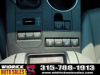 2021 Toyota Highlander XLE   - Photo 12 - Watertown, NY 13601
